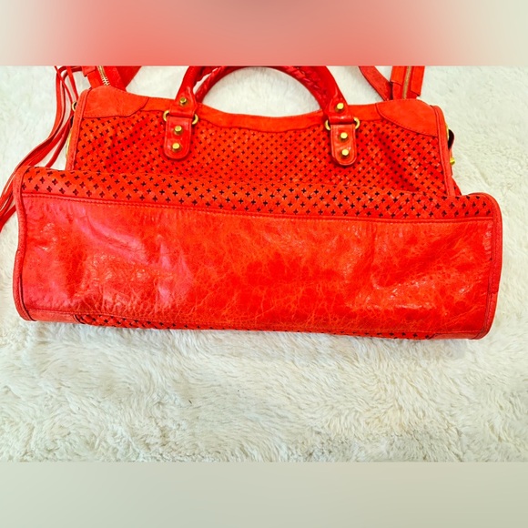 BALENCIAGA 
Agneau Laser Cut Cross Classic Gold Hardware City Tomate - Picture 4 of 13